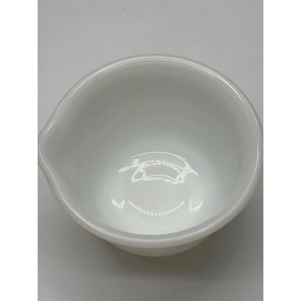Hamilton Beach White Mixing Bowl Spout Racine Wisconsin‎ Vintage Kitchenware